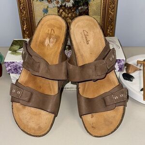 Clarks 9.5M Tan Microfiber Suede Soft Sandals Adjustable Velcro Double Straps